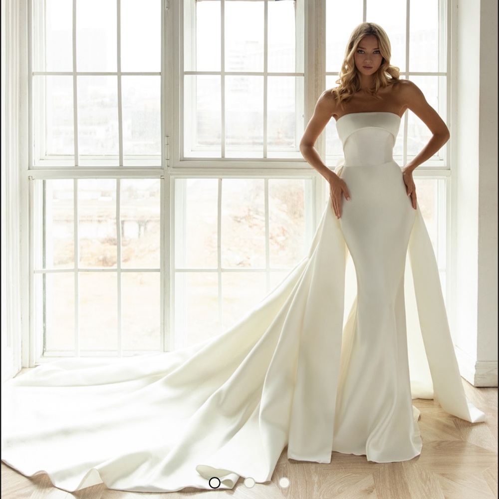 Eva Landel Strapless Ivory Wedding Gown